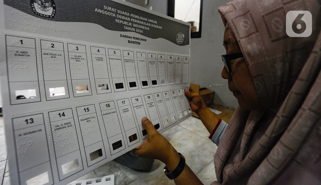Alat bantu itu diharapkan dapat memfasilitasi para pemilih untuk melakukan pemungutan suara secara mandiri. (merdeka.com/Arie Basuki)