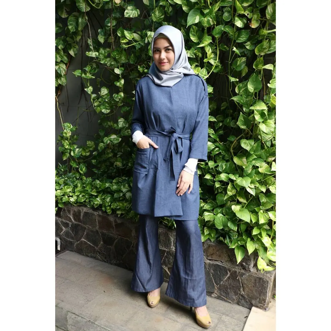 Mix and match hijab untuk busana kerja yang modis. (Image: vatemat/instagram)