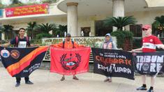 Sejumlah The Jakmania berpose di depan Hotel Saigon Kimlien tempat Persija Jakarta menginap di Vinh, Vietnam, Selasa (6/3/2018). Persija akan melawan wakil Vietnam, Song Lam Nghe An pada laga Piala AFC. (Bola.com/Reza Khomaini)