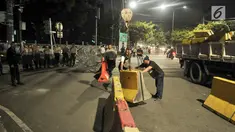 Petugas Dishub DKI dibantu polisi memasang pembatas beton dan kawat berduri di perempatan Jalan Imam Bonjol, Jakarta Pusat, Senin (20/5/2019). Menjelang pengumuman hasil Pemilu 2019 puluhan personel gabungan Polisi dan Brimob juga telah bersiaga di sekitar kantor KPU. (merdeka.com/Iqbal S Nugroho)