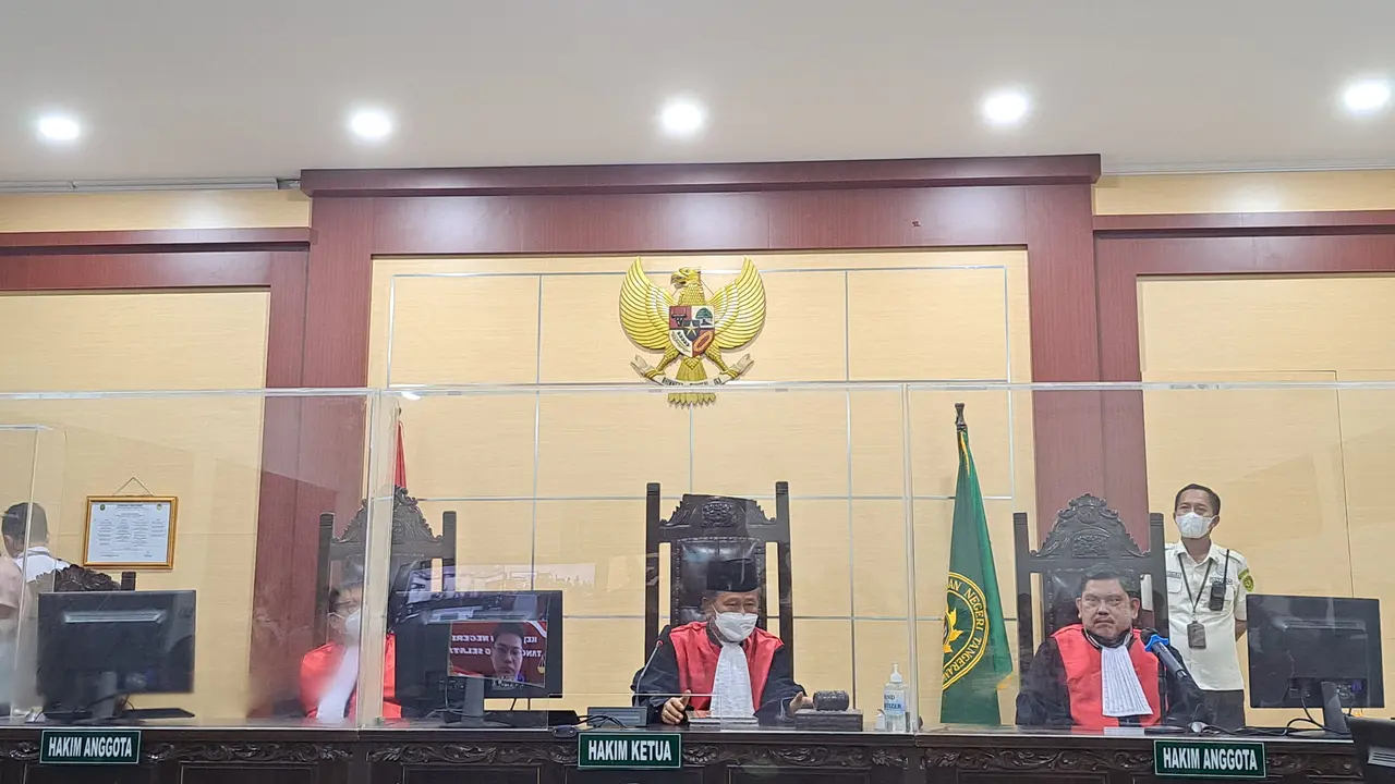Majelis hakim yang memimpin sidang penipuan investasi online Binomo, dengan terdakwa Indra Kesuma atau Indra Kenz