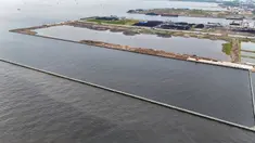 Foto udara memperlihatkan tanggul beton di kawasan Cilincing, Jakarta Utara, Kamis (11/9/2025). (merdeka.com/Arie Basuki)