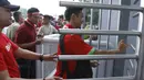Seorang suporter memasuki SUGBK, Senayan, Jakarta, Minggu (14/1/2018). Fasilitas baru tersebut untuk meningkatkan keamananan, kenyamanan serta kedisiplinan suporter. (Bola.com/M Iqbal Ichsan)