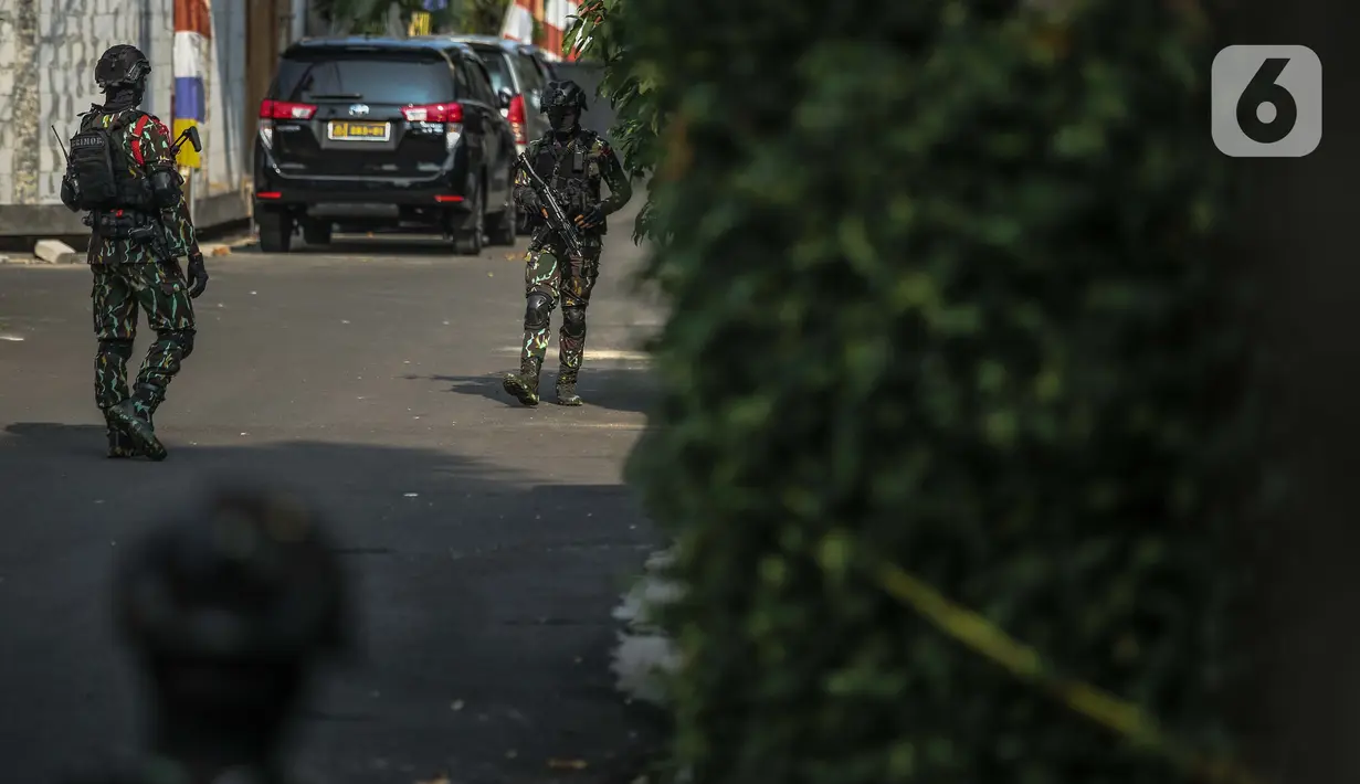 Anggota Brimob berjaga di depan rumah pribadi Irjen Ferdy Sambo di Jalan Saguling, Duren Tiga, Jakarta, Selasa (30/8/2022). Kepolisian melakukan rekonstruksi dugaan pembunuhan  Brigadir J alias Nofriansyah Yosua Hutabarat di rumah pribadi Irjen Ferdy Sambo dan rumah dinas. (Liputan6.com/Faizal Fanani)