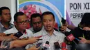 Menpora Imam Nahrawi (tengah) memberikan keterangan usai menunjukkan SK Pencabutan Keputusan Menpora No 01307 tahun 2015 tentang Sanksi PSSI di Jakarta, Rabu (11/5/2016). Pencabutan ini tindak lanjut putusan MA. (Liputan6.com/Helmi Fithriansyah)
