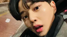 Siapa yang tidak tahu Song Kang? Song Kang adalah salah satu aktor asal Korea Selatan yang namanya kian melejit dari tahun ke tahun. (FOTO: instagram.com/songkang_b)