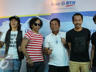 Direktur Bank BTN Sis Apik Wijayanto (tengah) berfoto bersama dengan personil band Slank seusai jumpa pers BTN Homerun in Harmony di markas Slank, Jakarta, Senin (15/02/2016). (Liputan6.com/Herman Zakharia)