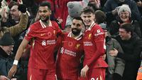Pemain Liverpool, Mohamed Salah melakukan selebrasi setelah mencetak gol bersama Cody Gakpo (kiri) dan Conor Bradley (kanan) pada laga lanjutan Liga Inggris 2024/2025 melawan Aston Villa yang berlangsung di Anfield, Liverpool, Inggris, Minggu (10/11/2024) WIB. (AFP/Paul Ellis)