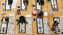 Sejumlah peserta menulis kaligrafi saat mengikuti kontes kaligrafi dalam merayakan tahun baru di Tokyo, Jepang, Selasa (5/1/2016). Lebih dari 3000 peserta menuliskan resolusi tahun baru di atas sebuah kanvas. (REUTERS / Thomas Peter)
