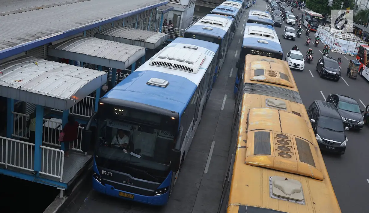 Aktivitas bus Transjakarta di Halte Harmoni, Jakarta, Rabu (2/1). PT Transportasi Jakarta (Transjakarta) menargetkan 231 juta pelanggan pada tahun 2019. (Liputan6.com/Immanuel Antonius)