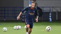 Penyerang Paris Saint-Germain (PSG), Neymar mengambil bagian dalam sesi latihan di Stadion Nasional di Tokyo pada 31 Juli 2023. (AFP/Richard A. Brooks)