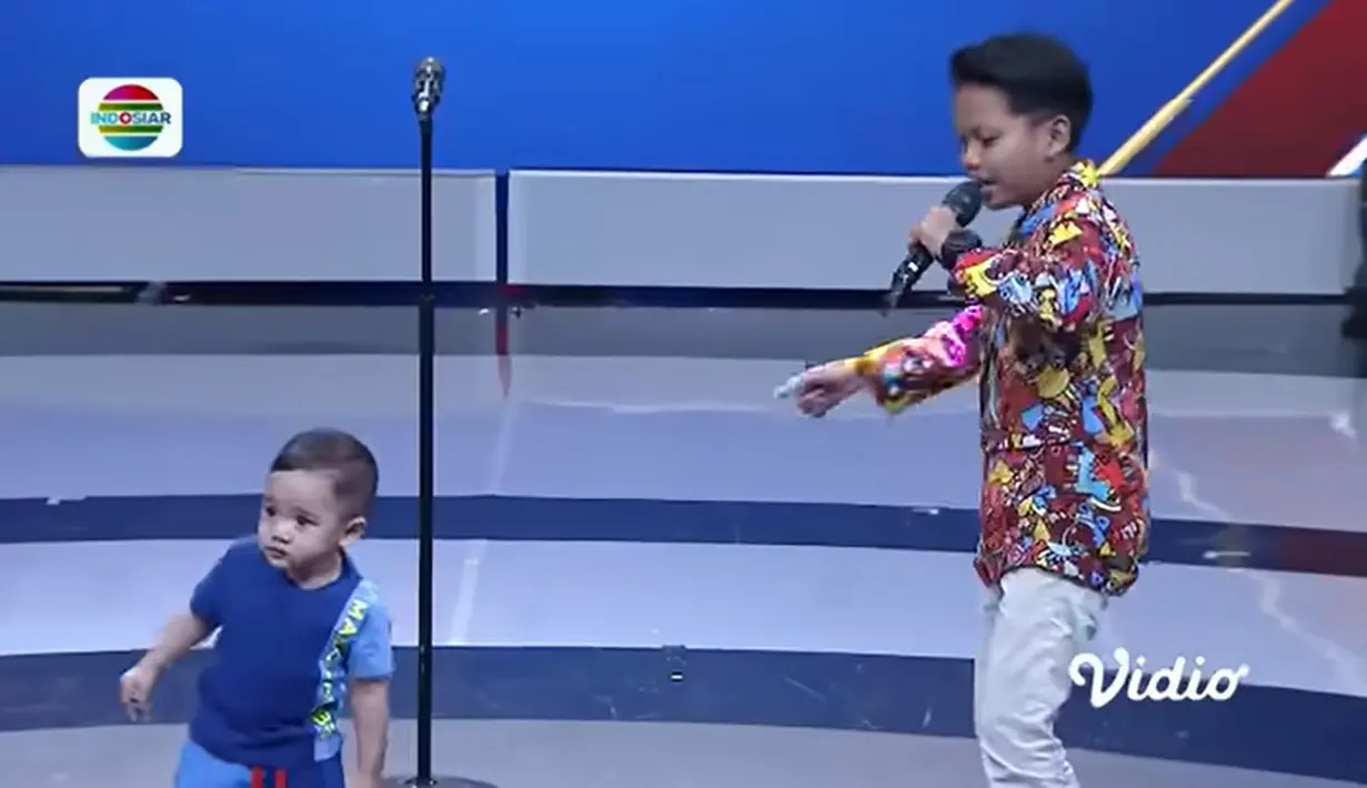 Meski di panggung megah dan banyak orang, Rayyanza tampak santai dan tidak ada rasa takut. "Rayyanza ngefans dengan Farel Prayoga," kata Raffi seperti dilansir dari raffinagita1717.  [Youtube/Indosiar]