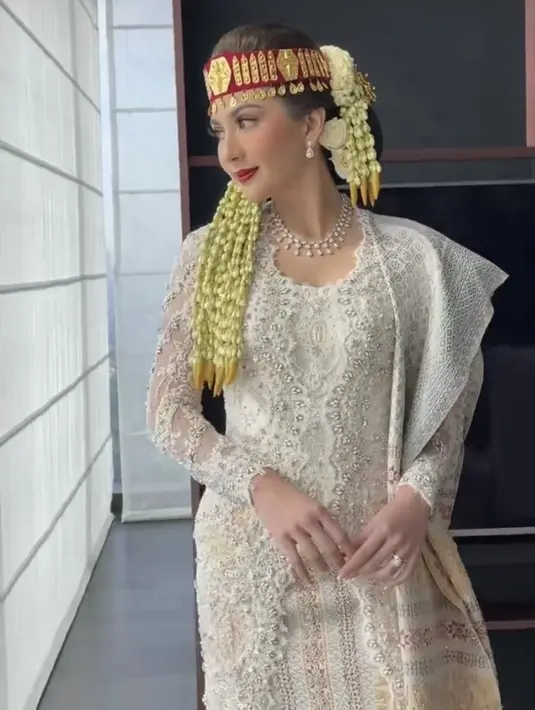 Suasana Batak semakin kental dari songket yang dikenakan Jessica sebagai ulos dan bawahannya. Songket tersebut dibuat oleh Merdi Sihombing. Credit: Instagram (@thebridestory)