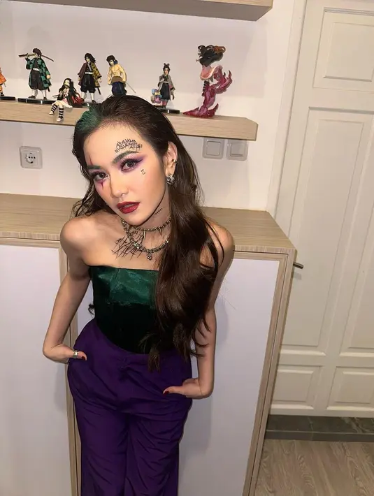 Di potret ini, Mahalini pancarkan damage-nya semaksimal mungkin saat cosplay jadi Joker. Ia padukan purple-ish eye makeup dengan lipstik merah merona. [@mahaliniraharja]