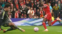 Pemain Liverpool, Alexander Isak, berusaha mencetak gol melewati kiper Manchester United, Senne Lammens, dalam pertandingan Liga Inggris antara Liverpool dan Manchester United di Liverpool, Inggris, Minggu, 19 Oktober 2025. (AP Photo/Ian Hodgson)