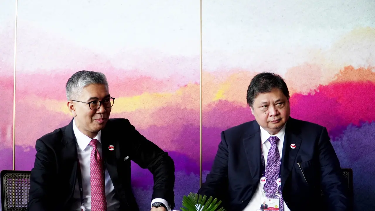 Menteri Koordinator Bidang Perekonomian Airlangga Hartarto mengadakan pertemuan bilateral dengan Menteri Investasi, Perdagangan, dan Industri Malaysia Tengku Zafrul Aziz di sela-sela KTT ASEAN ke-42, pada Rabu (10/5/2023) di Labuan Bajo. (Dok Kemenko Pere