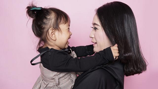 Ilustrasi ibu dan anak perempuan