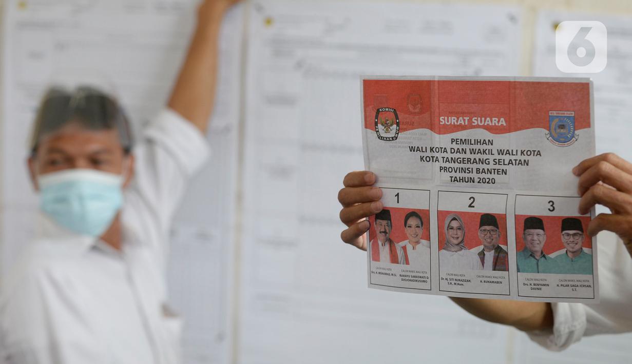 Petugas KPPS melakukan penghitungan suara di TPS 36 Perumahan Griya Pamulang 2, Tangerang Selatan, Rabu (9/12/2020). Sebanyak 976.019 orang terdaftar dalam Daftar Pemilih Tetap (DPT) pada Pilkada Tangsel 2020 yang diikuti tiga pasang calon Wali Kota dan Wakil Wali Kota (merdeka.com/Dwi Narwoko)