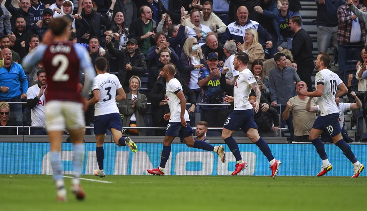 Pemain Tottenham Hotspur Lucas Moura (ketiga kiri) melakukan selebrasi dengan rekan satu timnya usai mencetak gol ke gawang Aston Villa pada pertandingan sepak bola Liga Inggris di Stadion Tottenham Hotspur, London, Inggris, Minggu (3/10/2021). Tottenham Hotspur menang 2-1. (AP Photo/Ian Walton)