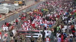 Ribuan peserta saat mengikuti jalan sehat di Car Free Day, Bundaran HI, Jakarta, Minggu (6/11). Menjelang hari pahlawan Khofifah mengajak warga agar lebih mengingat jasa para pahlawan serta mempererat persatuan bangsa. (Liputan6.com/Gempur M. Surya)