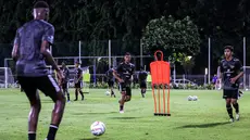 Sejumlah pemain Timnas Indonesia U-20 melakukan pemusatan latihan yang berlangsung di Lapangan B, Senayan, Jakarta, Jumat (15/03/2024) malam. Pemusatan latihan ini sebagai bentuk persiapan Timnas Indonesia U-20 untuk mengikuti ajang Piala AFF U-19 2024 dan Kualifikasi Piala Asi U-20 2025. (Bola.com/Bagaskara Lazuardi)