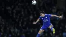 Bek Leicester City, Harry Maguire menyundul bola saat bertanding melawan Newcastle United pada pertandingan Liga Inggris di King Power Stadium pada 12 April 2019. Manchester United (MU) resmi merekrut Harry Maguire dari Leicester City, Senin (5/8/2019). (AFP Photo/Adrian Dennis)