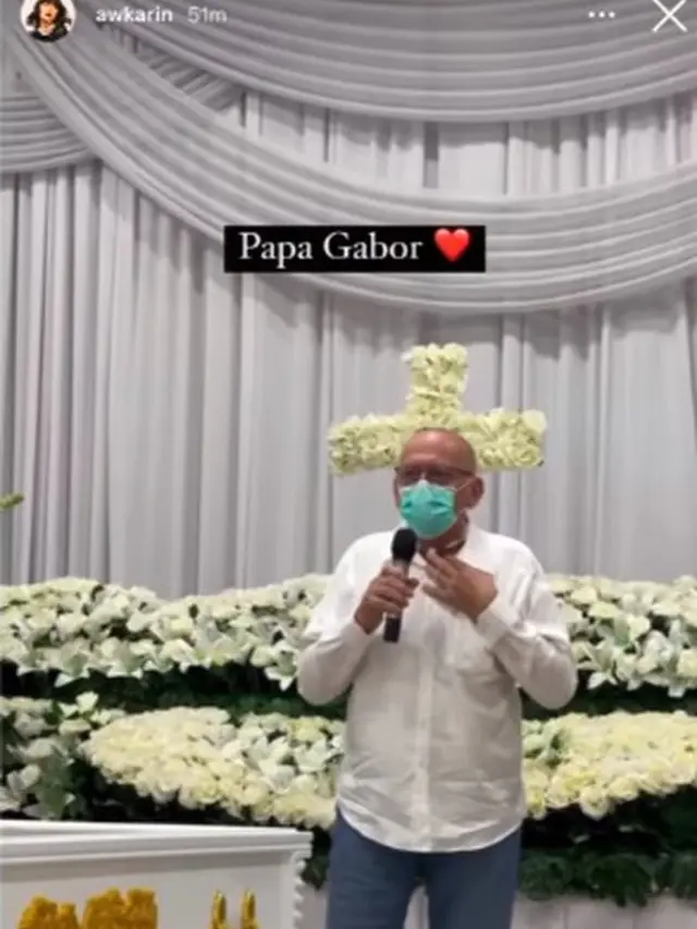 6 Potret Ayah Laura Anna Berusaha Tegar di Momen Duka, Angkat Peti Hingga Larung Abu