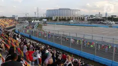 Suasana parade dalam pagelaran Jakarnaval 2022 di Jakarta International Eprix Circuit, Ancol, Minggu (14/8/2022). Gelaran Jakarnaval 2022 yang mengangkat tema "Kekayaan Intelektual Nusantara untuk Dunia" tersebut menampilkan parade komunitas pegiat seni budaya, marching band, dan kendaraan hias. (Liputan6.com/Herman Zakharia)