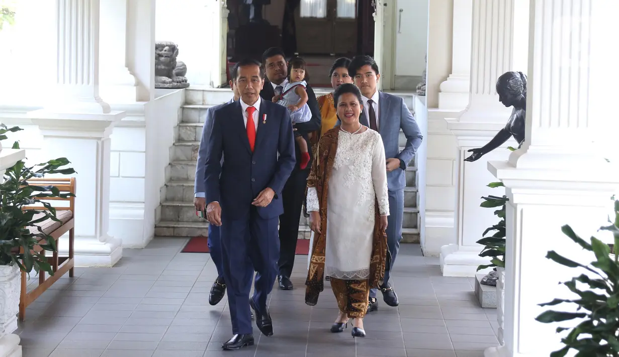 Presiden  Joko Widodo bersama ibu negara Iriana didampingi putra putrinya bersiap meninggalkan Istana Merdeka menuju gedung DPR, Jakarta, Minggu (20/10/2019). Jokowi bersama keluarga menuju DPR untuk dilantik menjadi presiden untuk kedua kalinya. (Liputan6.com/Angga Yuniar)