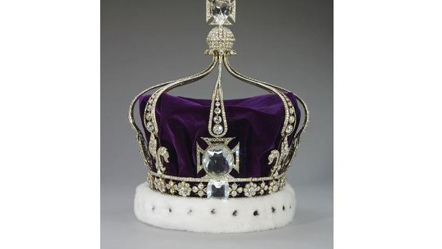 Mahkota Permaisuri Mary dibuat oleh perusahaan perhiasan Inggris, Garrard, atas perintah Permaisuri Mary, istri Raja George V.