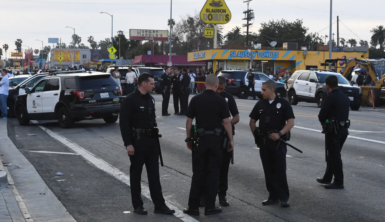 Aparat kepolisian berjaga di luar toko pakaian Marathon Clothing setelah insiden penembakan rapper kenamaan Nipsey Husle di Los Angeles, Minggu (31/3). Nipsey Husle tewas setelah mendapatkan tembakan sebanyak enam kali dan ada dua orang yang dikabarkan terluka dalam kejadian itu. (Mark RALSTON/AFP)