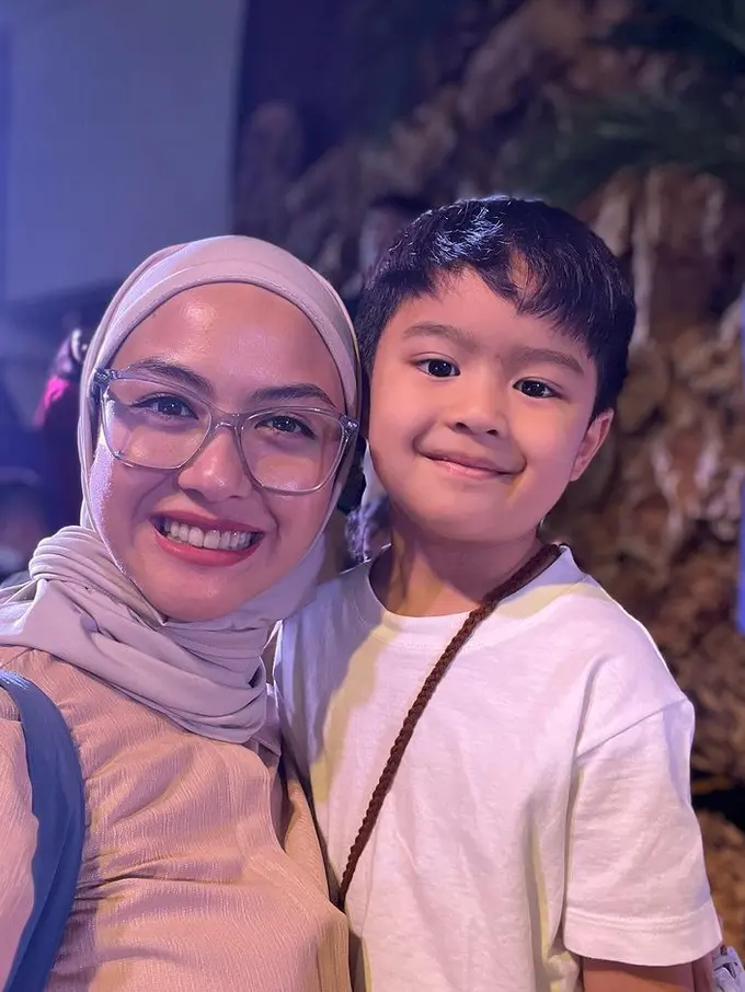 Revalina S Temat bersama anak kedua, Jendra (Instagram/vatemat)