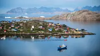 Pemandangan Desa Kulusuk di Kota Sermersooq, Greenland, Denmark, 16 Agustus 2019. Greenland merupakan teritori dan wilayah otonomi khusus Denmark di wilayah Arktika. (Jonathan NACKSTRAND/AFP)