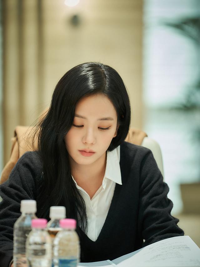 Jisoo BLACKPINK di momen reading film Omniscient Reader's Viewpoint. [Foto: Soompi]