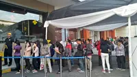 Antrean pengunjung untuk mendapat menu sarapan gratis di McDonald's Sarinah, Thamrin, Jakarta Pusat. (Liputan6.com/Adinda Kurnia Islami)