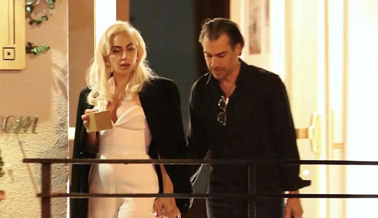 Kabar bahagia datang dari penyanyi fenomenal Lady Gaga. Bersama sang kekasih, Christian Carino, Gaga dikabarkan telah bertunangan. Meskipun jalinan cinta mereka belum lama terbina. (doc.dailymail.com)