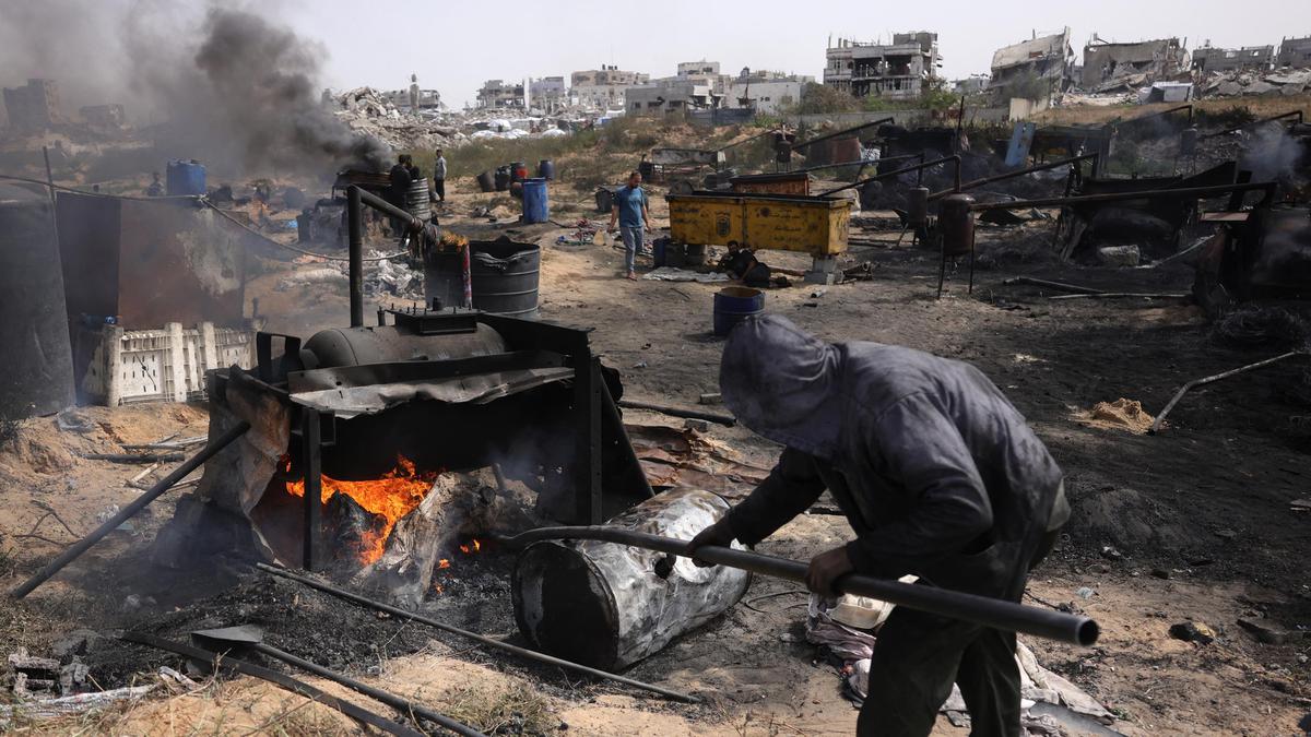Potret Warga Gaza Mengubah Sampah Plastik Jadi Bahan Bakar Minyak