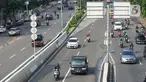 Pengendara sepeda motor melintasi Jalan Layang Non-Tol (JLNT) Kampung Melayu-Tanah Abang di Jakarta, Selasa (9/6/2020). Kurangnya penindakan pelanggar lalu lintas menyebabkan sebagian pemotor nekat menerobos JLNT, meskipun perilaku tersebut membahayakan keselamatan. (Liputan6.com/Immanuel Antonius)