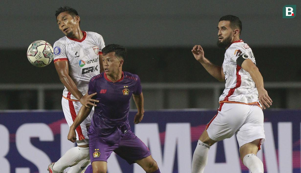 Gelandang Persik Kediri, Krisna Bayu Otto Kartika (tengah) mengontrol bola dibayangi bek Borneo FC, Wildansyah (kiri) dalam laga pekan kedua BRI Liga 1 2021/2022 di Stadion Pakansari, Bogor, Jumat (10/9/2021). Persik menang 1-0. (Foto: Bola.com/Ikhwan Yanuar)