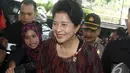Menkes Nila Farid Moeleok melemparkan senyum kepada awak media yang telah menunggunya di depan gedung KPK, Jakarta, Selasa (18/11/2014). (Liputan6.com/Miftahul Hayat)