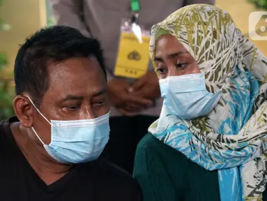 Supeno Hendri Kiswanto (kiri), ayah dari Okky Bisma korban kecelakaan pesawat Sriwijaya Air SJ 182, saat mengurus pengambilan jenazah Okky Bisma di Posko Ante Mortem, RS Bhayangkara RS Sukanto, Jakarta, Rabu (13/1/2021). Jenazah akan diambil pada Kamis (14/1). (Liputan6.com/Helmi Fithriansyah)