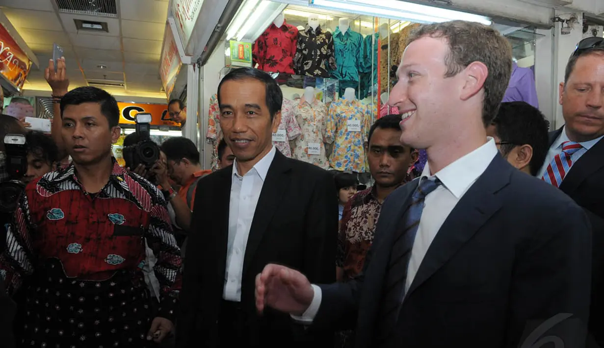 Di pasar tersebut, Jokowi pun langsung mengajak Mark Zuckerberg melihat kondisi Pasar Blok A Tanah Abang yang sesak dengan pengunjung, Jakarta, (13/10/14). (Liputan6.com/Herman Zakharia)  