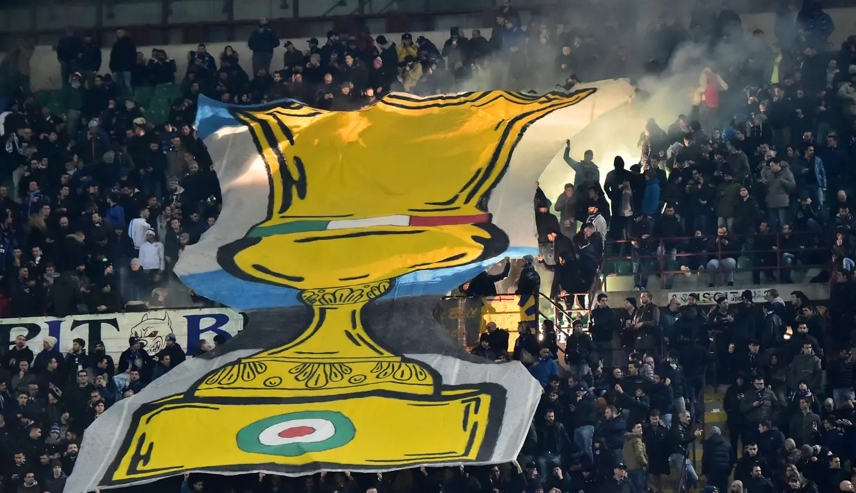 Aksi suporter Inter Milan dalam laga melawan Sampdoria dalam lanjutan Serie A Italia di Stadion Giuseppe Meazza, Milan, Minggu (21/2/2016). (AFP/Giuseppe Cacace)