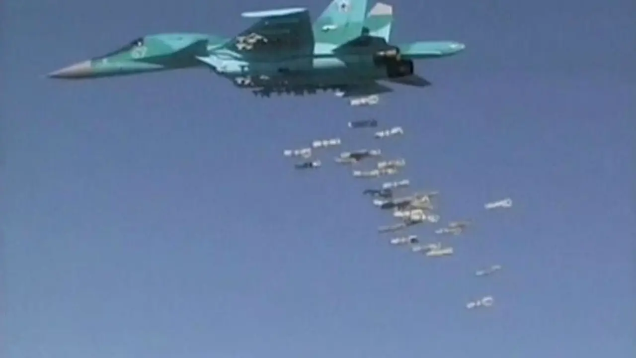 Sukhoi Su-34 milik Rusia menjatuhkan bom di Deir ez-Zor, Suriah