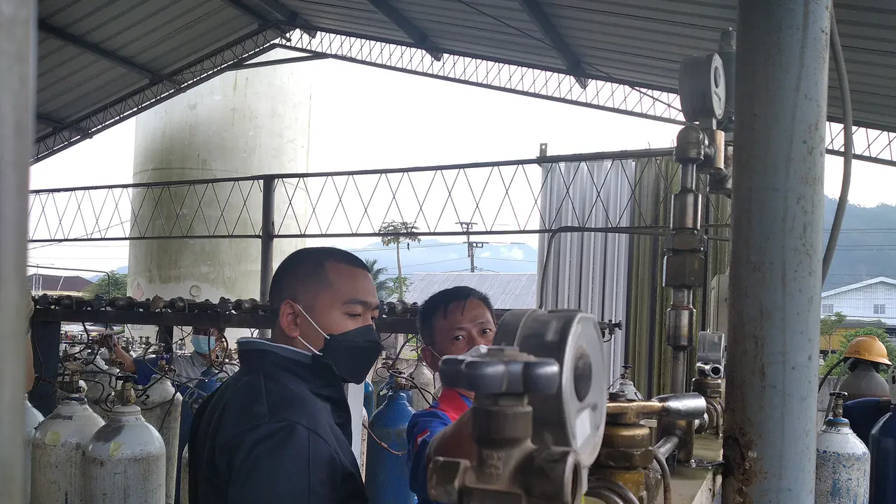 Wakil Gubernur Sumbar, Audy Joinaldy meninjau pabrik oksigen di Padang. (Liputan6.com/ Novia Harlina)