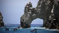 Pemandangan formasi batuan El Arco di Samudra Pasifik di Cabo San Lucas, negara bagian Baja California, Meksiko pada 4 Agustus 2023. (AFP/ALFREDO ESTRELLA)