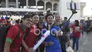 Suporter Timnas Indonesia berfoto welfie sebelum menyaksikan laga final leg kedua Piala AFF 2016 di Stadion Rajamangala. (Bola.com/Vitalis Yogi Trisna)