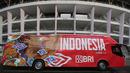 Sebuah bus baru yang digunakan untuk kepentingan Timnas Indonesia diperkenalkan jelang laga FIFA Matchday melawan Timnas Argentina di Stadion Utama Gelora Bung Karno, Jakarta, Minggu (18/6/2023). Bus baru Timnas Indonesia berkelir dominasi merah. Di bagian sisi kanan terdapat tulisan besar 'Indonesia' dan dilengkapi gambar burung garuda berwarna cokelat. (Bola.com/Bagaskara Lazuardi)
