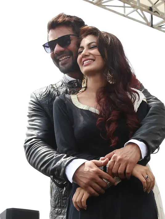 Keseruan pun terlihat saat kedua bintang Bollywood itu menyapa penggemar dan berinteraksi lewat panggung meet and greet tersebut. Acara pun tak kalah seru lantaran dibawakan oleh Indra Bekti dan Shaheer Sheikh. (Bambang E.Ros/Bintang.com)