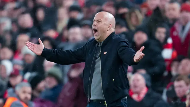 Foto: Ragam Ekspresi Arne Slot Setelah Anak Asuhnya Dipecundangi PSG Lagi, Liverpool Angkat Koper dari Liga Champions